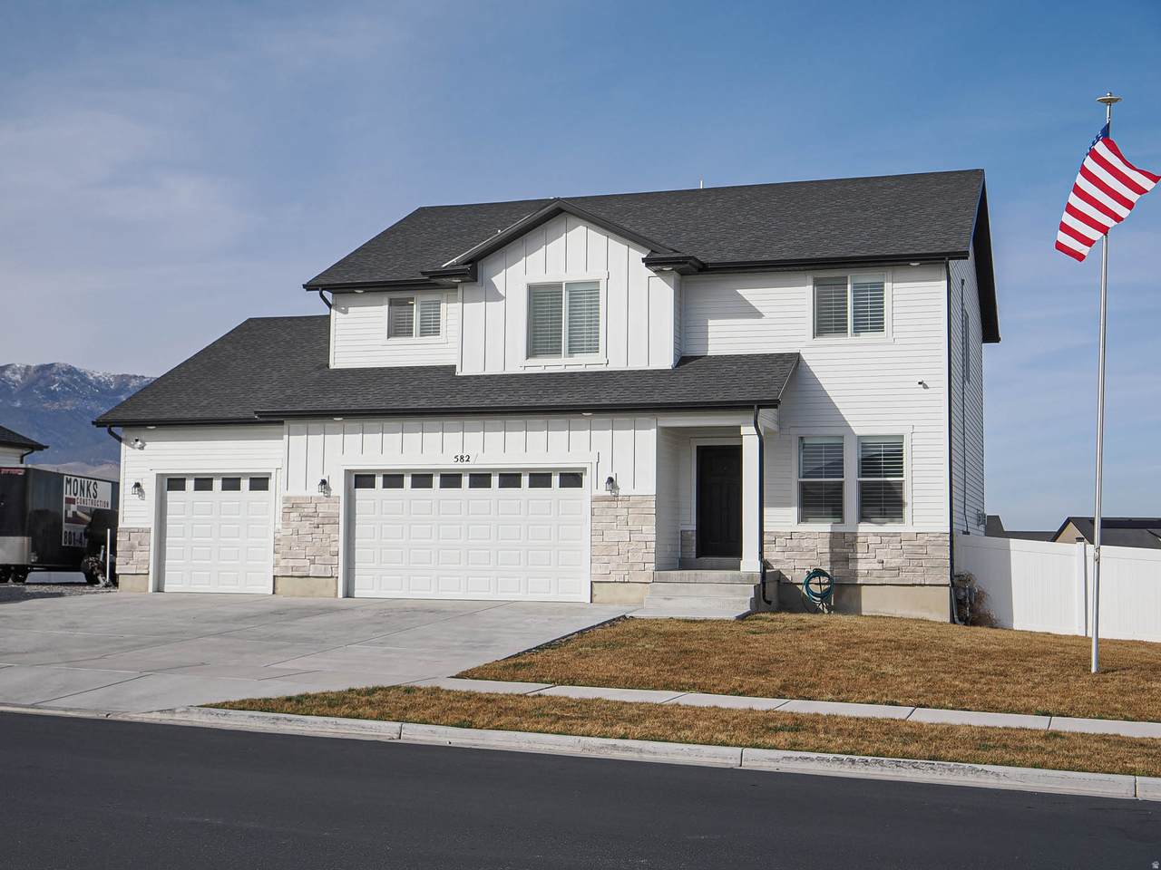 582 Durfee St - Photo 1
