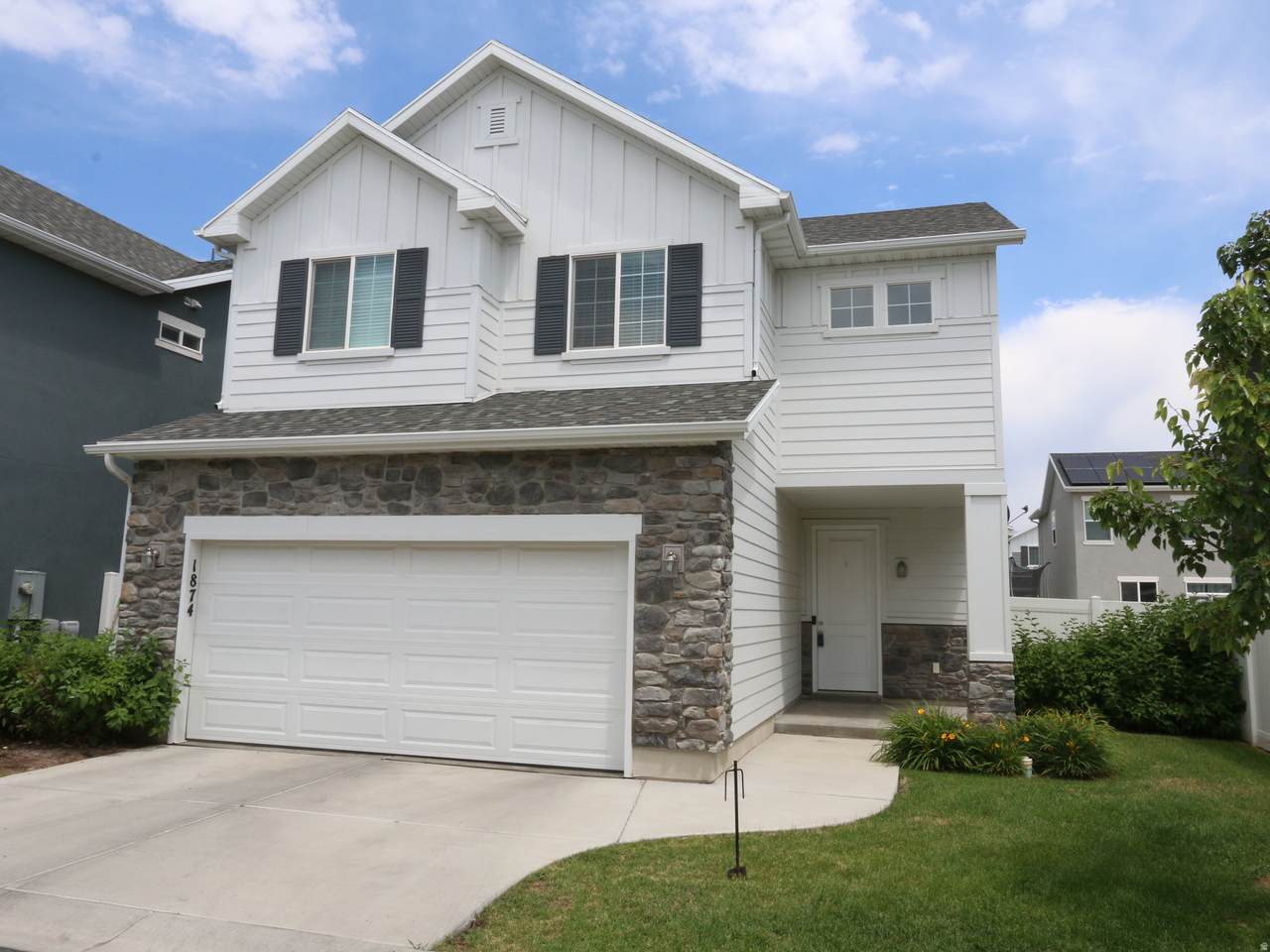 1874 Parkview Dr - Photo 1