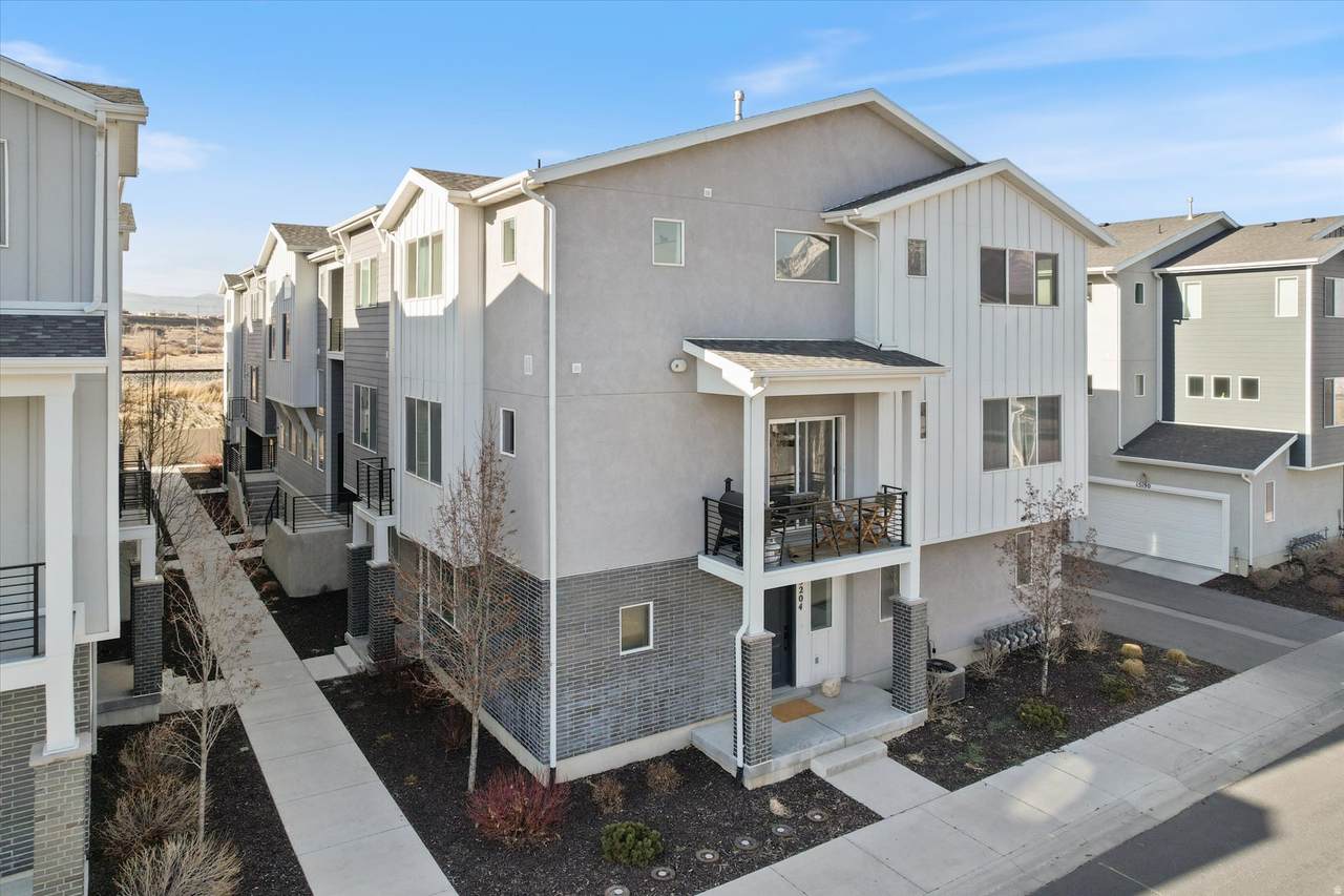 15196 Wild Horse Way - Photo 1