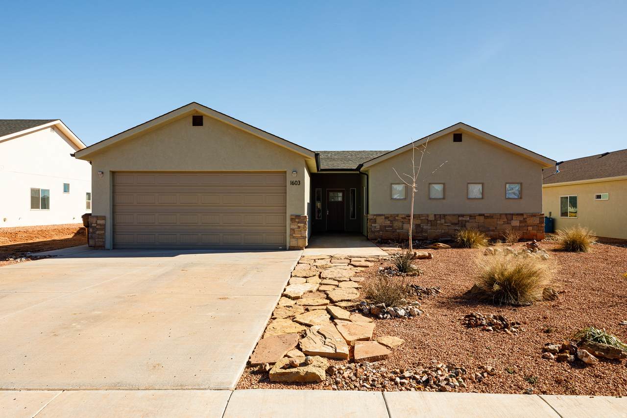 1603 Creekside Dr - Photo 1