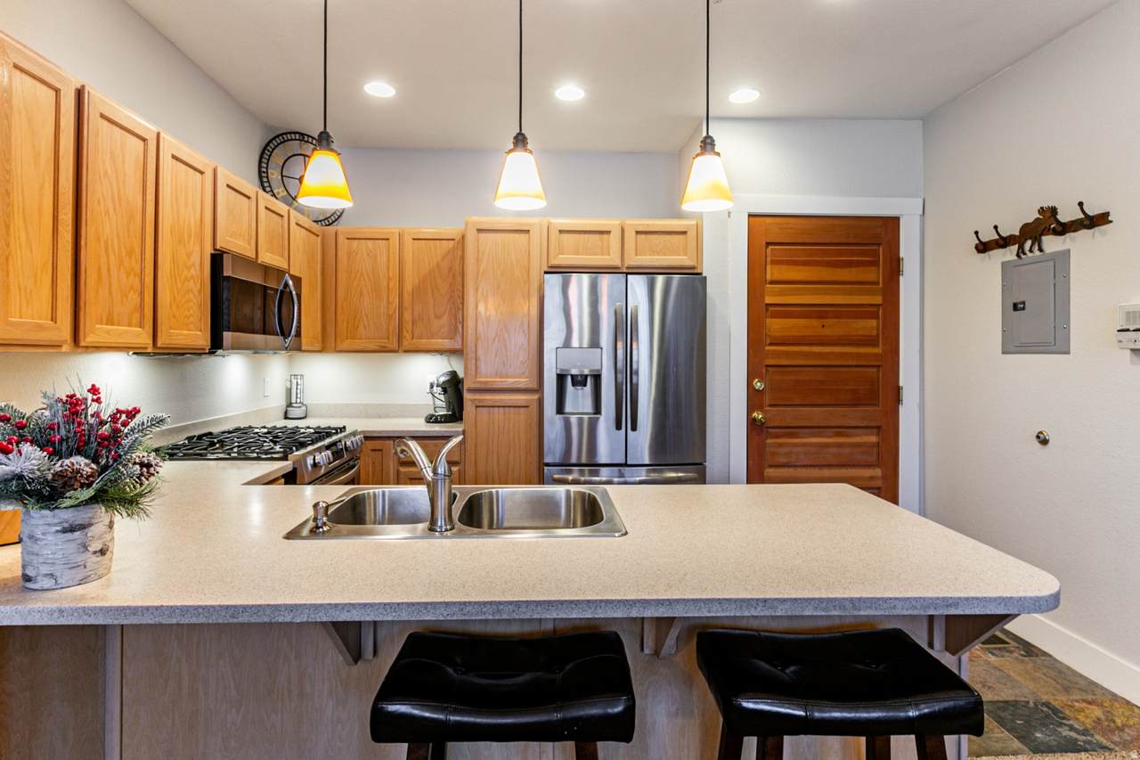 8350 Meadowview Ct - Photo 1