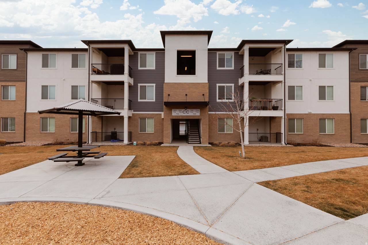 714 380 St - Photo 1