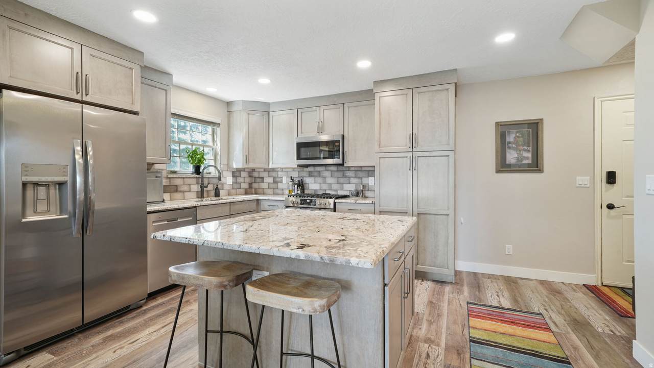 901 Schneitter Cir - Photo 1