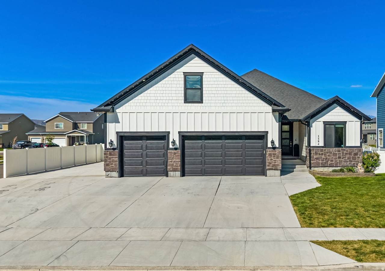 1584 Evans St - Photo 1