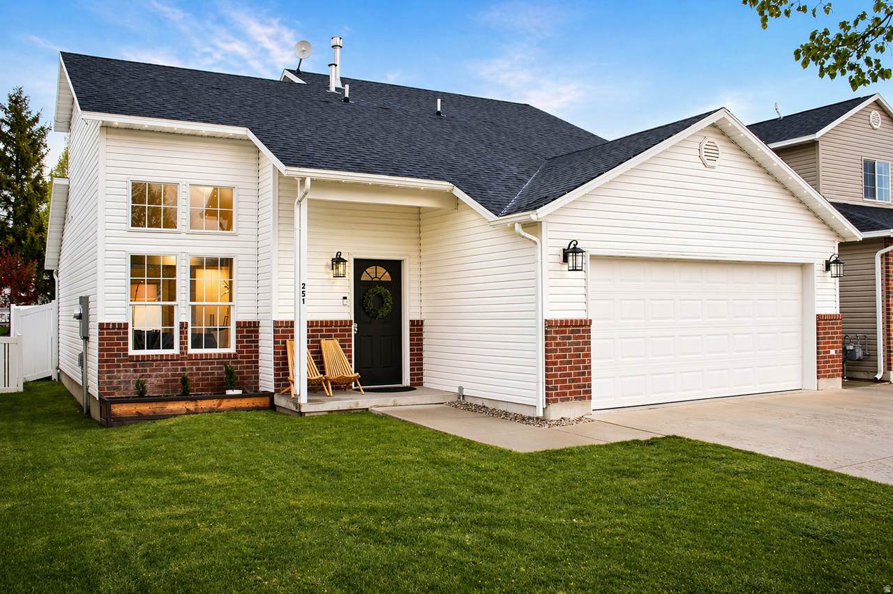 251 Rosewood Cir - Photo 1