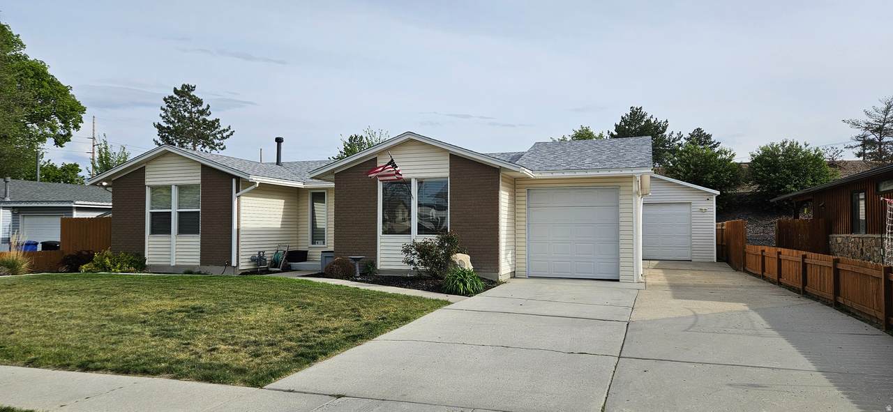 2755 Hazelhurst Dr - Photo 1