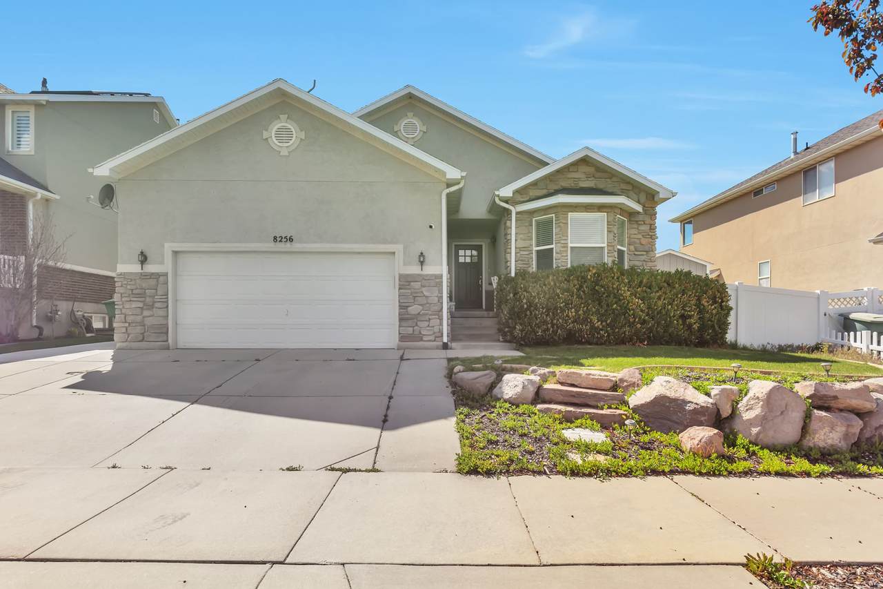 8256 Imperial Oak Dr - Photo 1