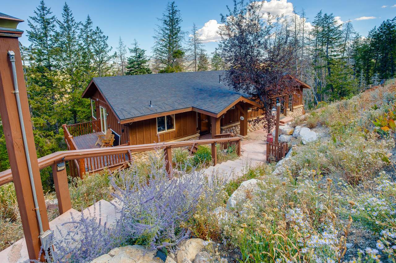 390 Matterhorn Dr - Photo 1