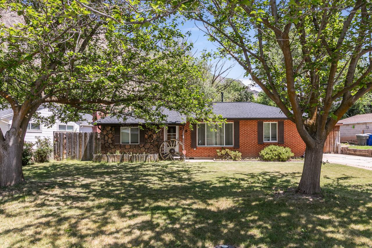 216 Eccles Ave - Photo 1