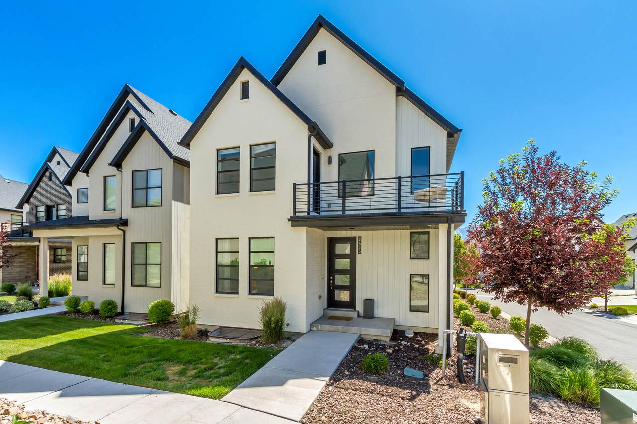 2413 Gotland Way - Photo 1