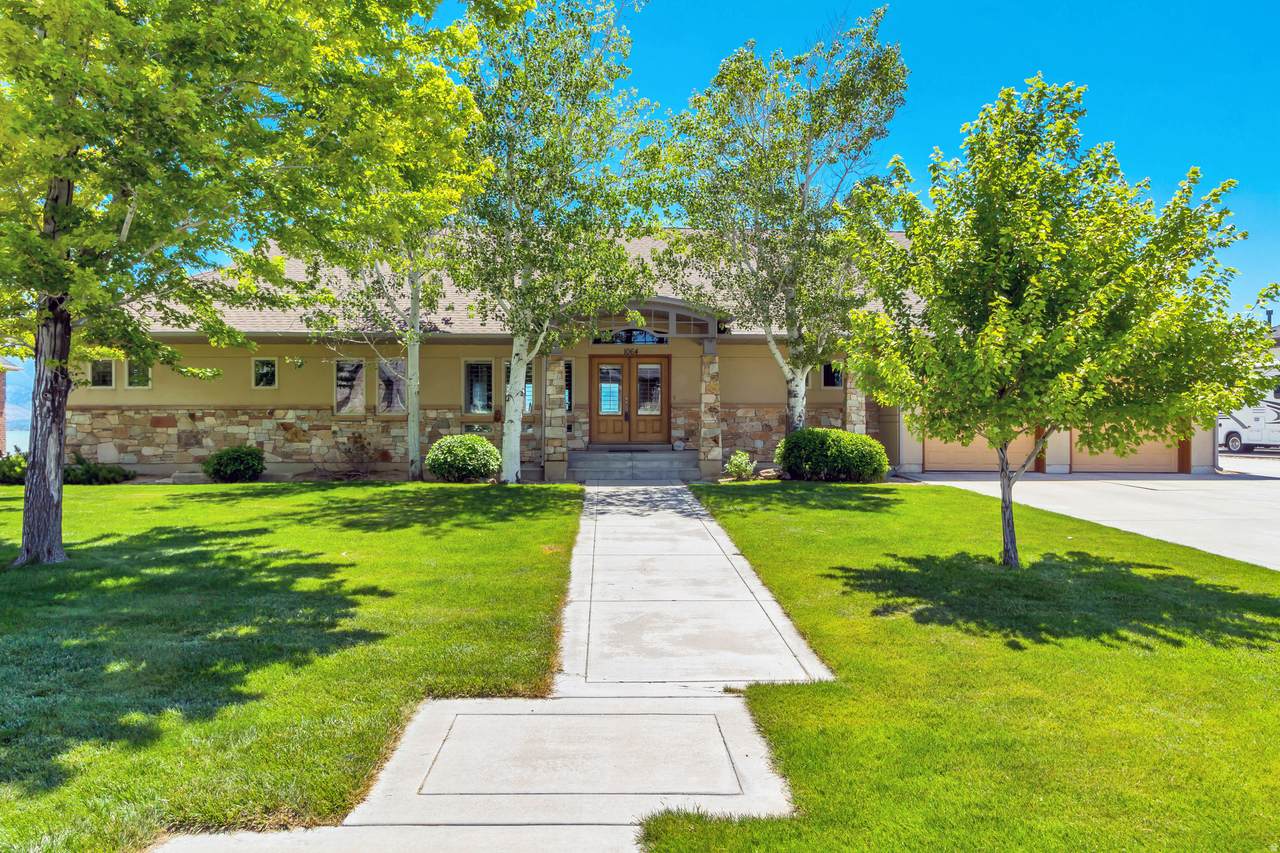 1064 Waterside Dr - Photo 1