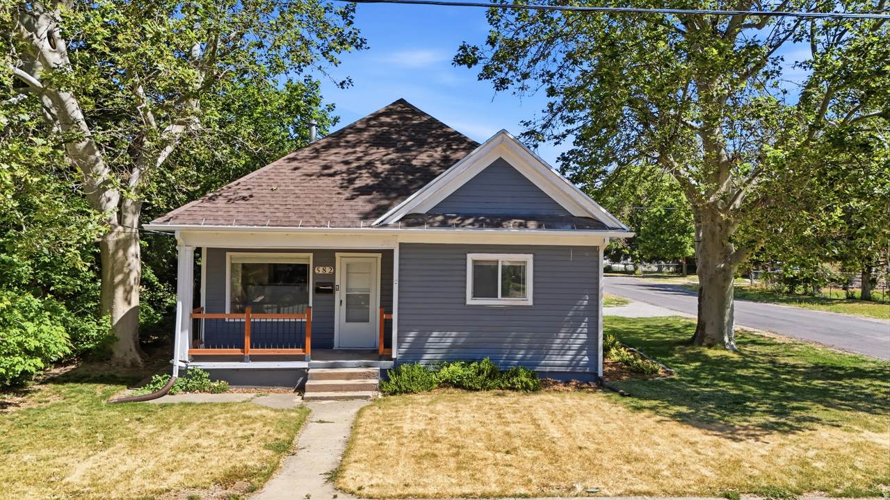 582 4TH St - Photo 1