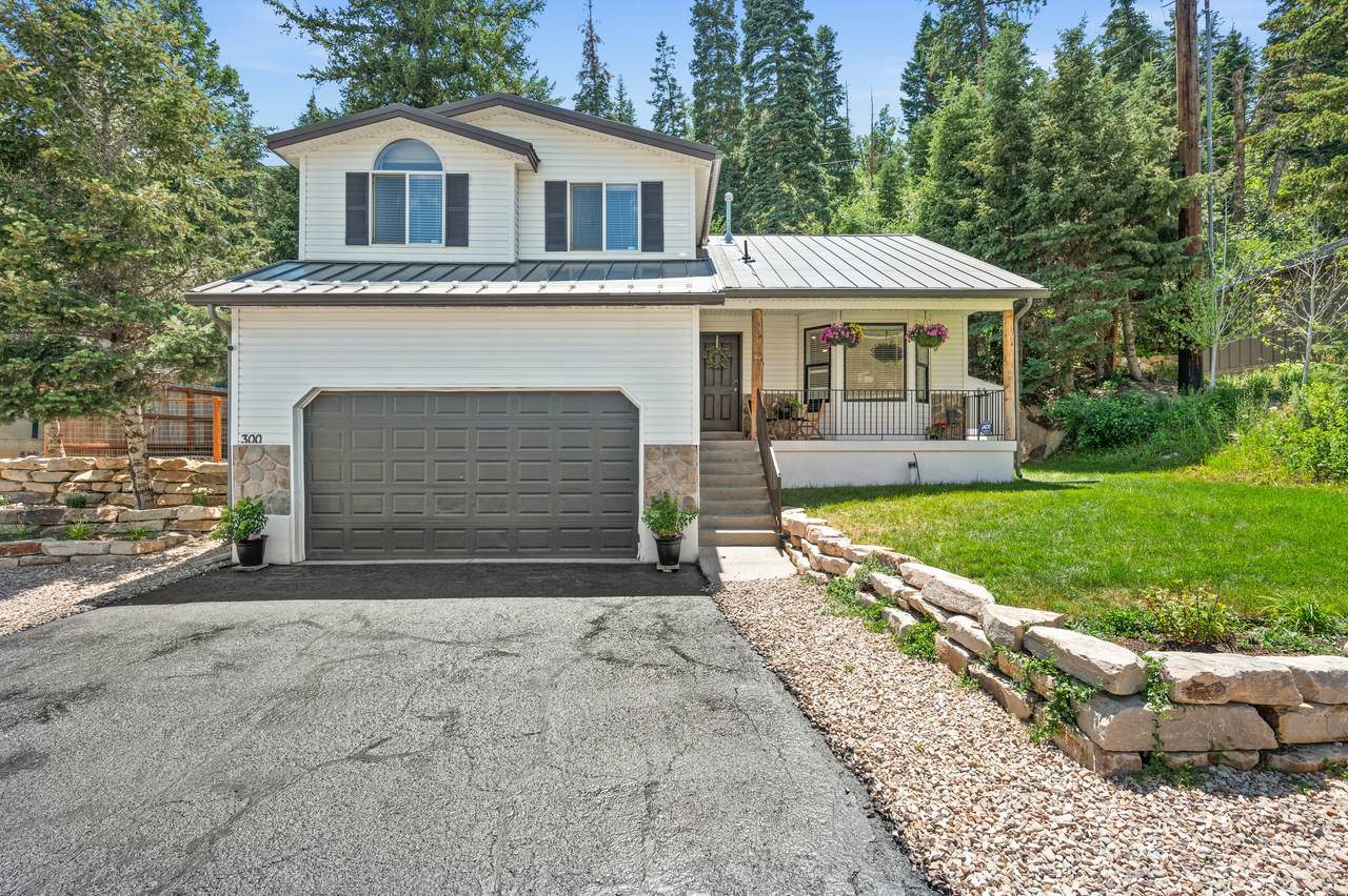 300 Aspen Dr - Photo 1