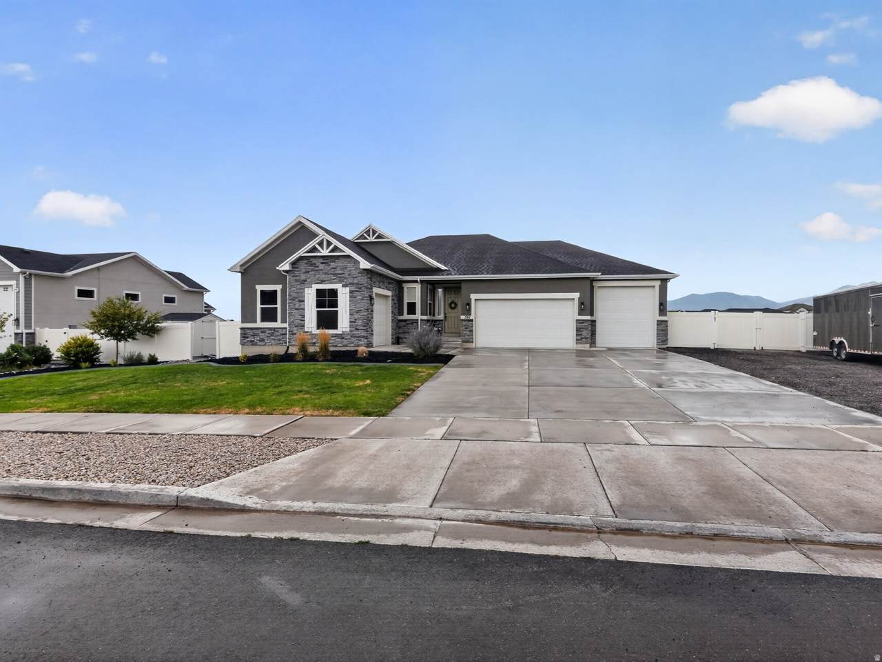 597 Chan Dr - Photo 1