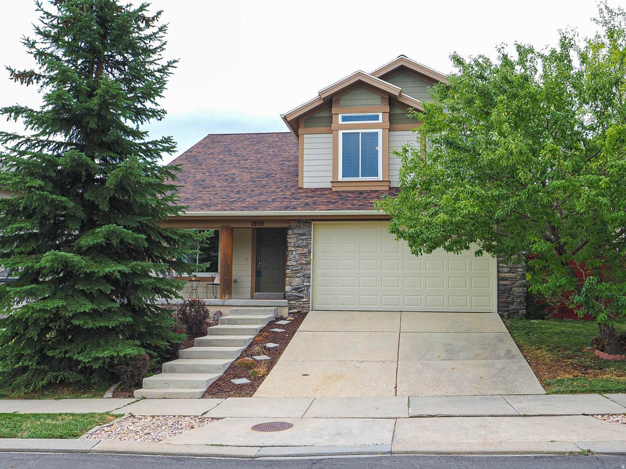 1890 Oak Dr - Photo 1