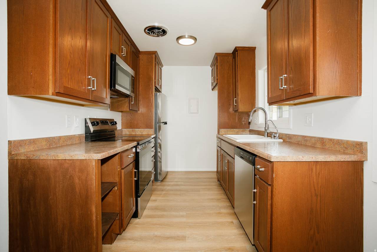 616 Oakley St - Photo 1