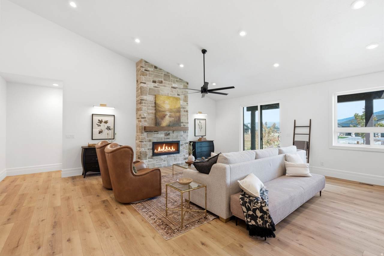 1373 Sage Way - Photo 1