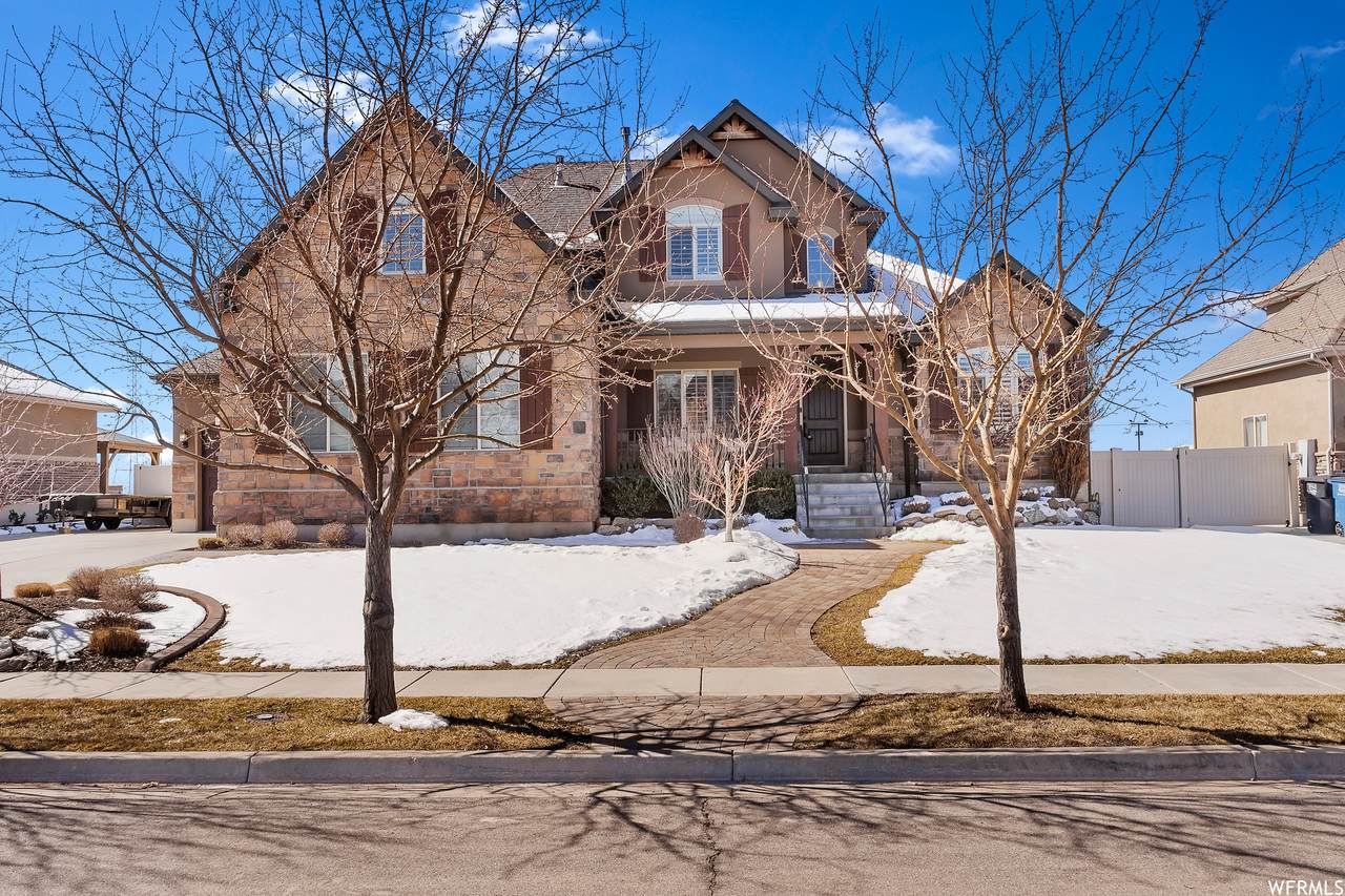 824 Wellington - Photo 1