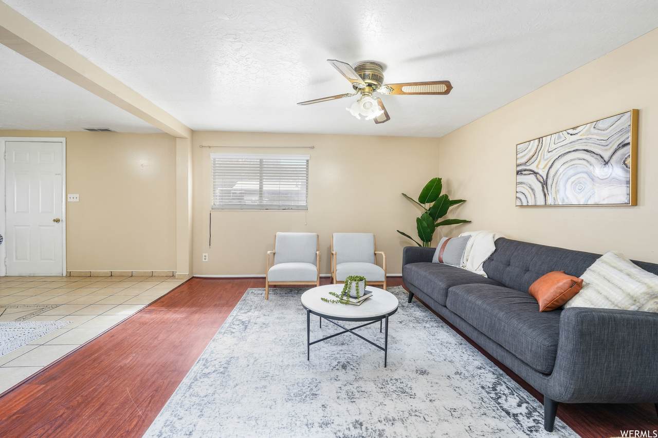 566 36TH St - Photo 1