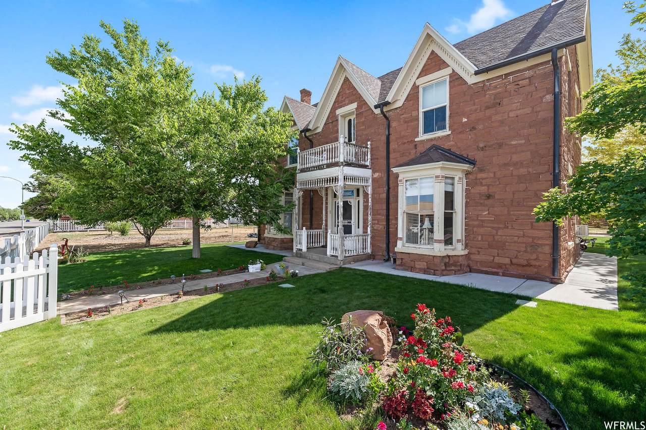 10 Main St - Photo 1