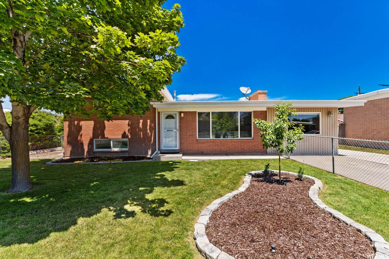 2066 Lindsay Dr - Photo 1