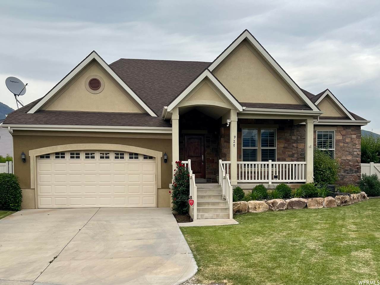927 Iris Ln - Photo 1