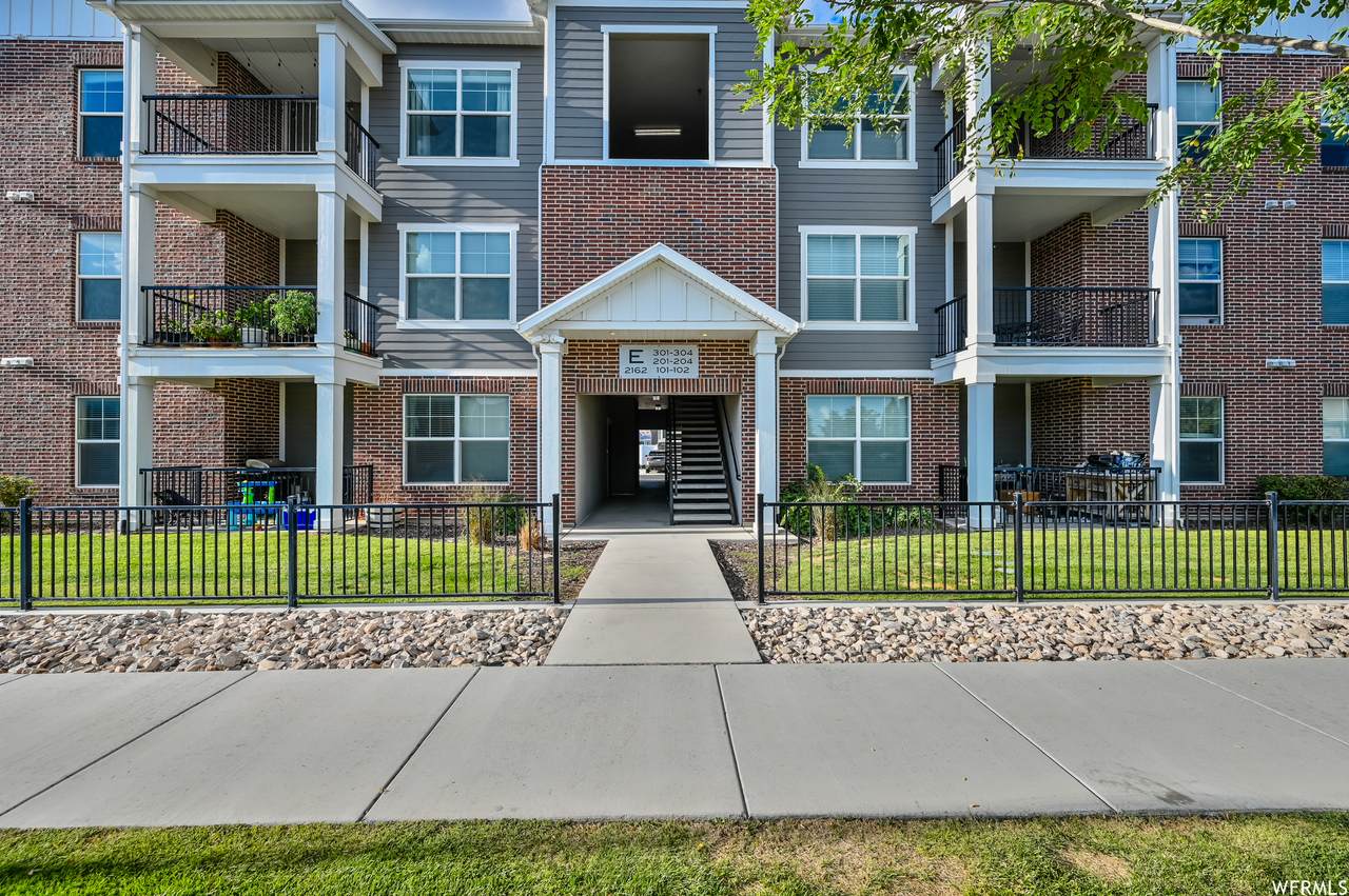 2162 Main St - Photo 1