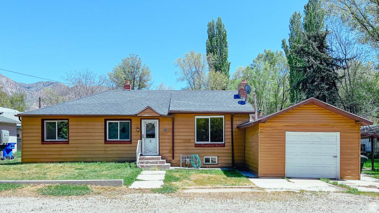 1616 Fowler - Photo 1