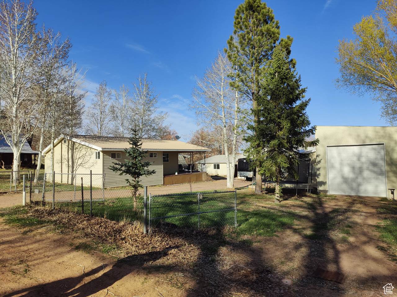 124 Lakeview Dr - Photo 1