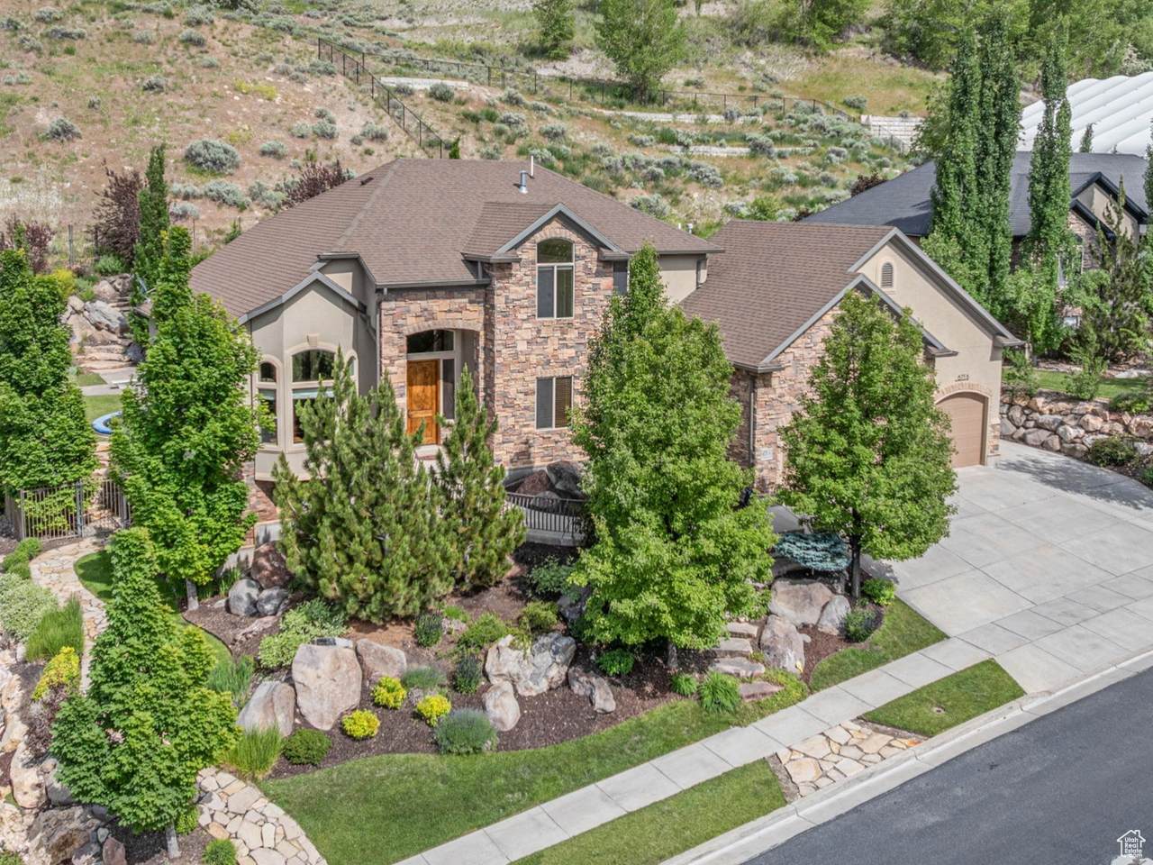673 Parkway Dr - Photo 1