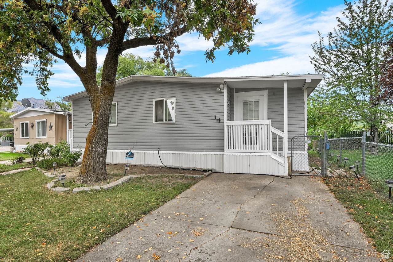 900 Century Dr - Photo 1