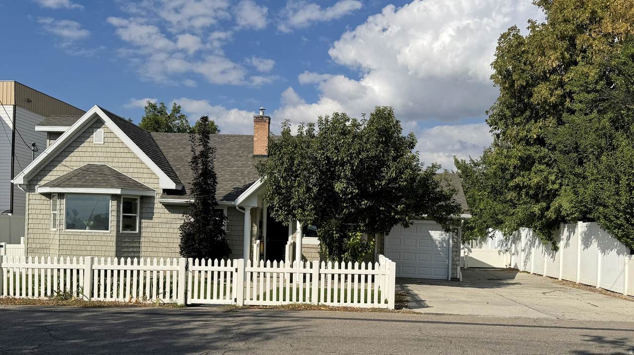 1411 Woodland Ave - Photo 1