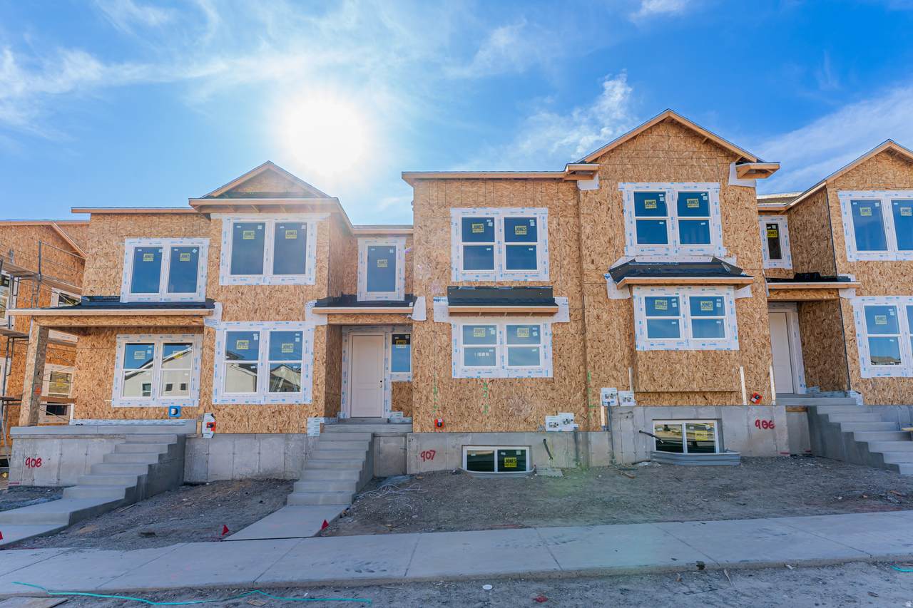 1471 Skyline Dr - Photo 1