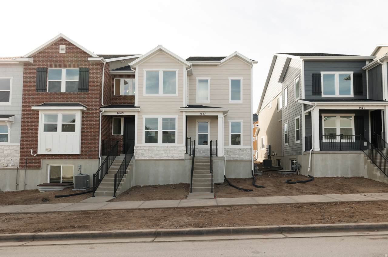 1447 Skyline Dr - Photo 1