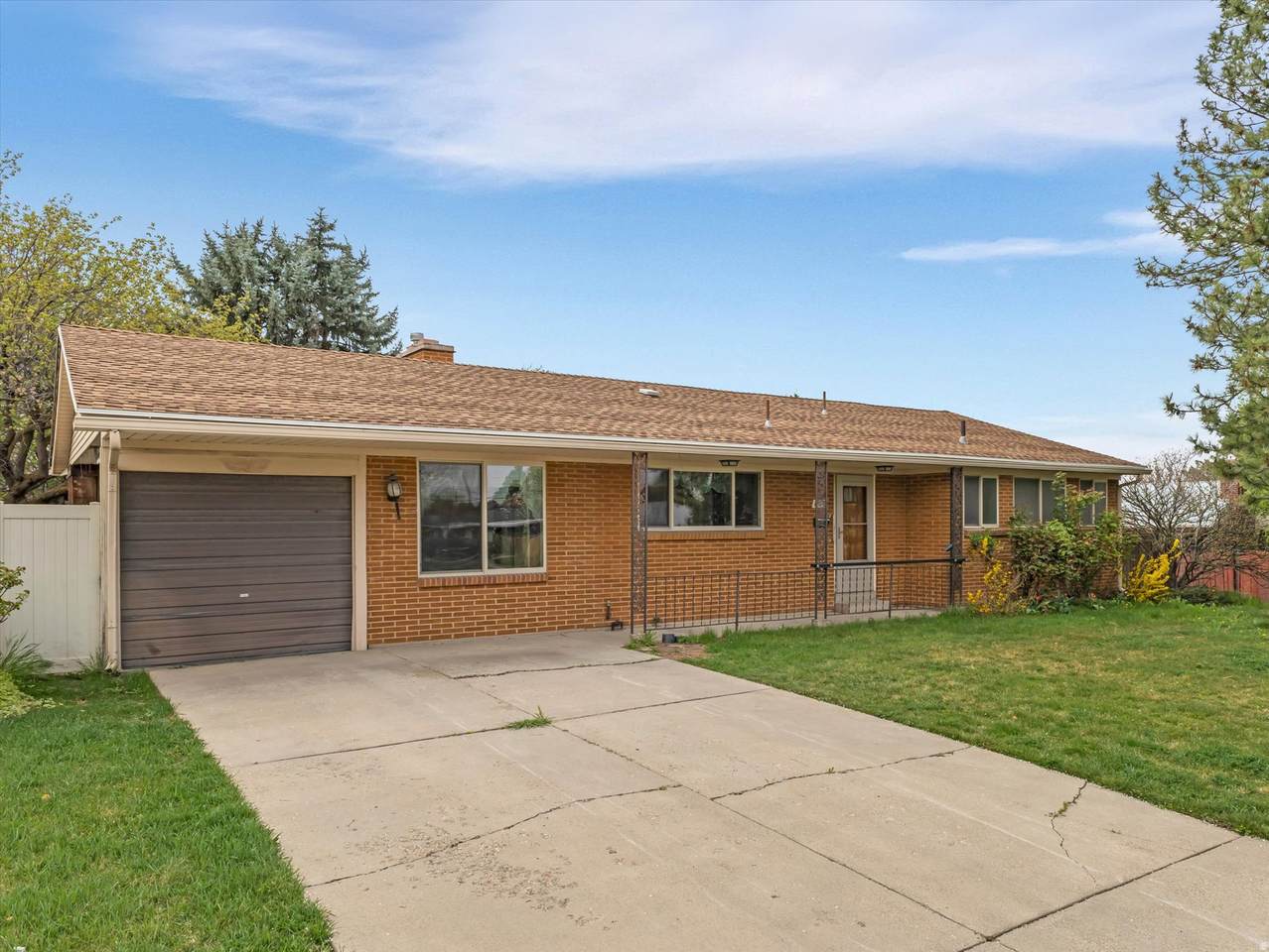1204 Iris Ln - Photo 1