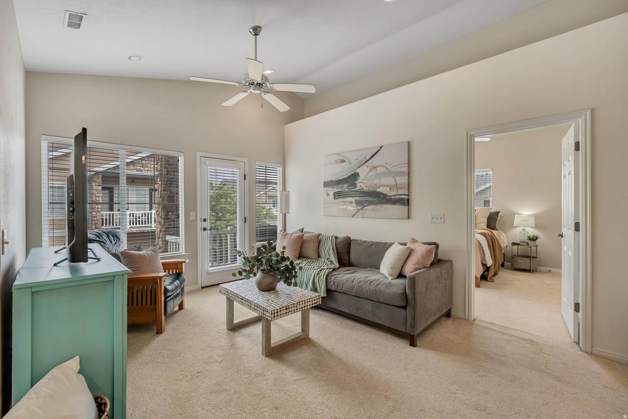 1043 Canyon Meadow Dr - Photo 1