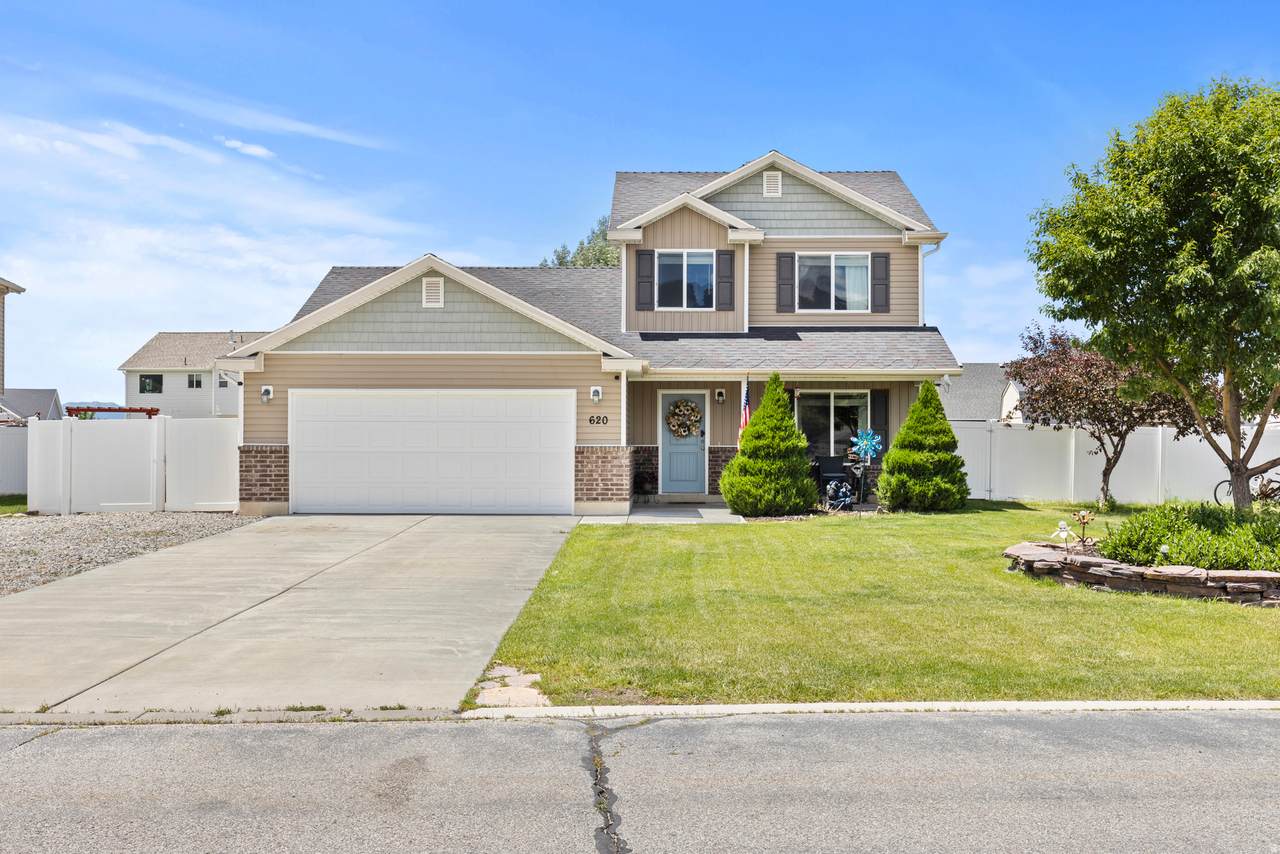620 Lakeside Dr - Photo 1