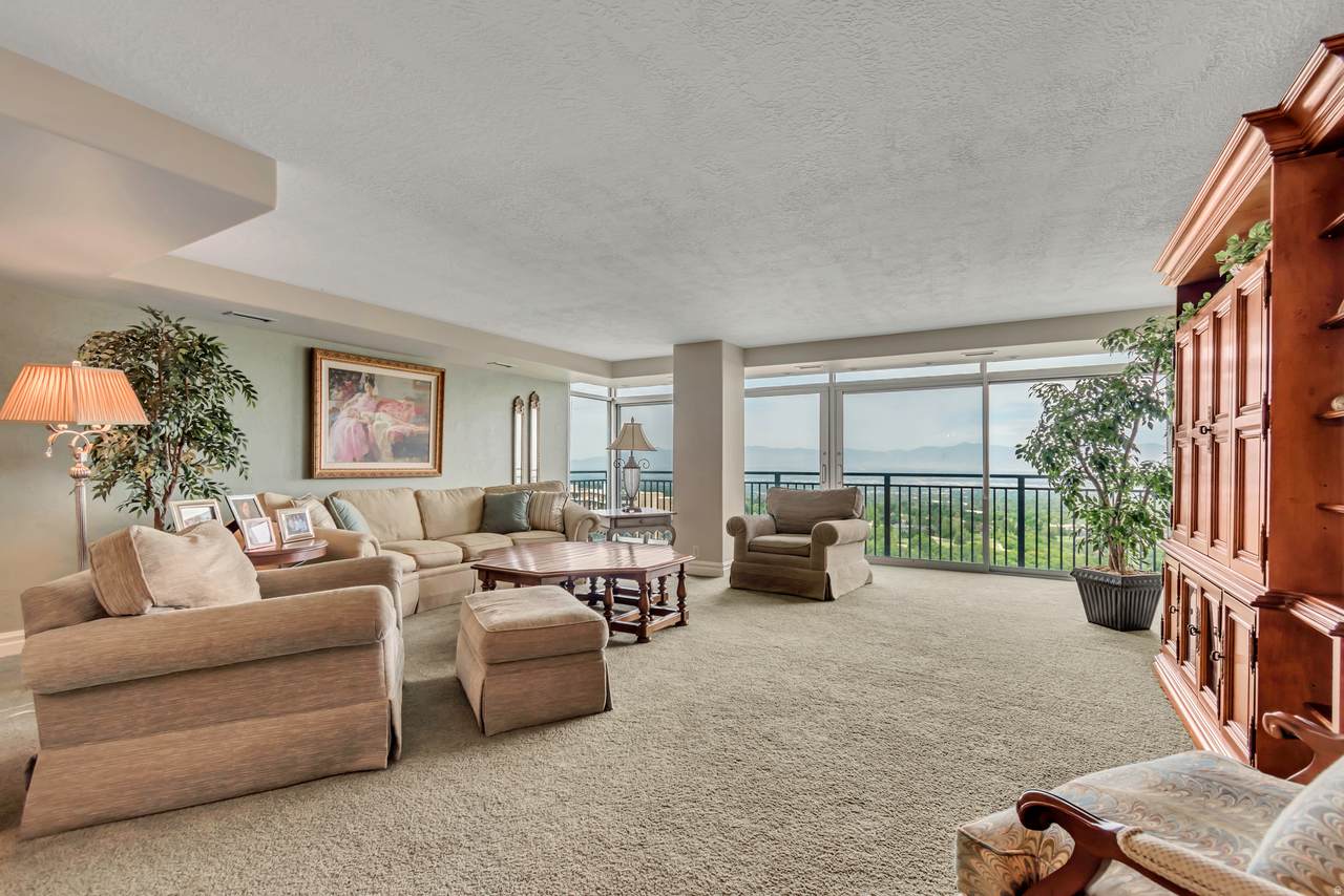 875 Donner Way - Photo 1