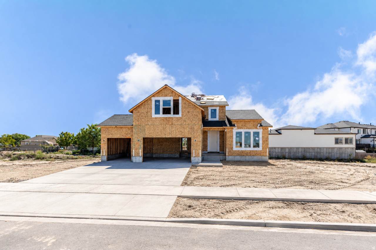 2543 400 St - Photo 1