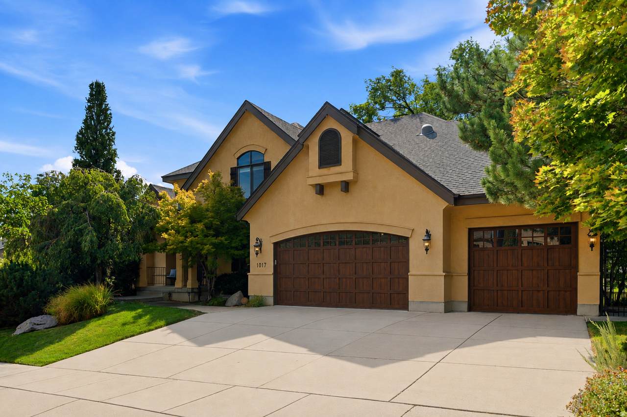 1017 Oakridge Dr - Photo 1