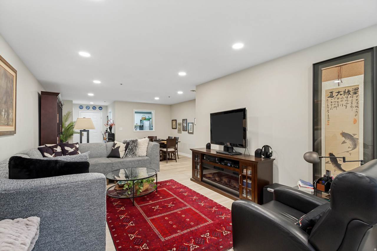 44 Broadway - Photo 1