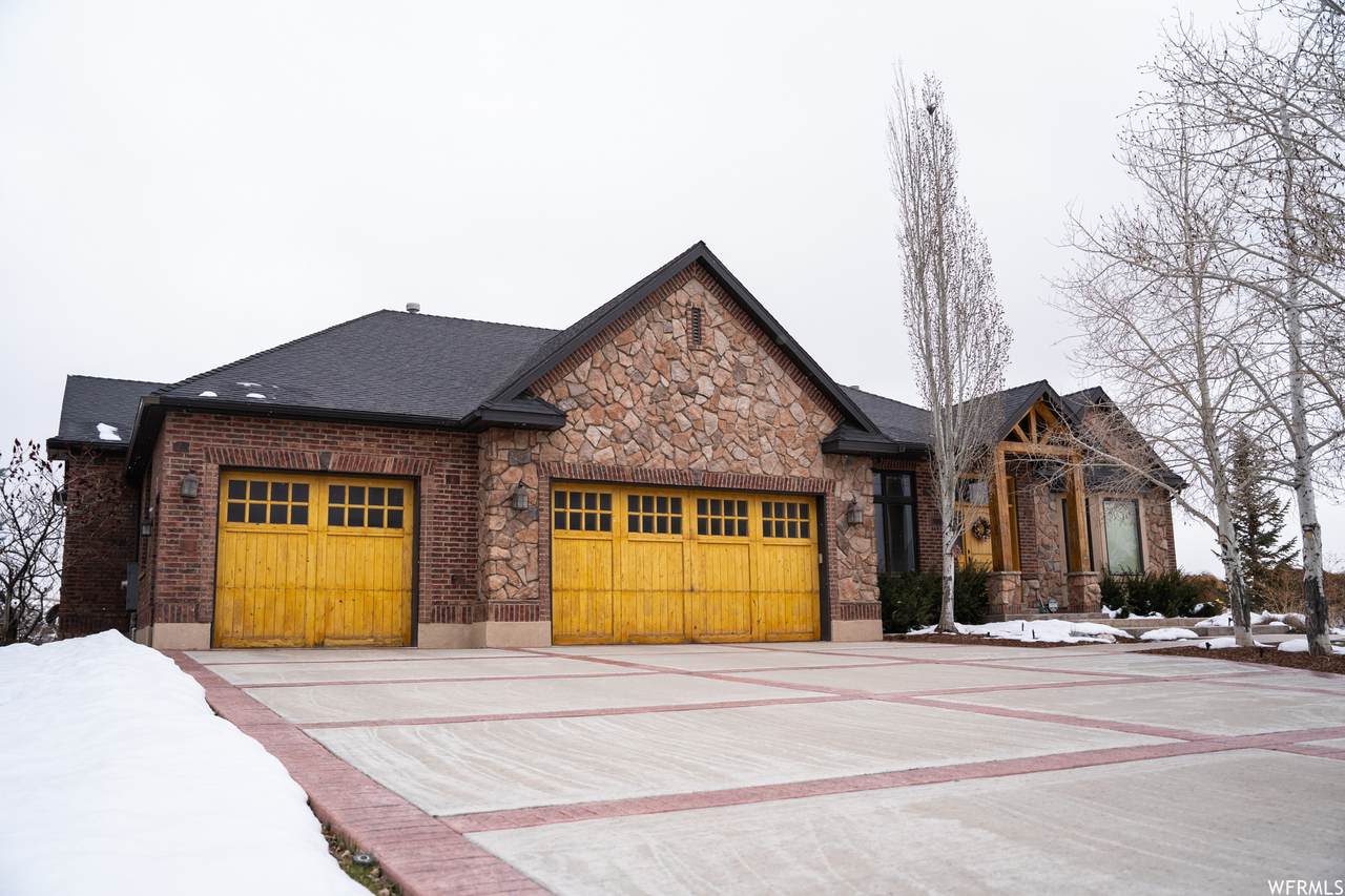819 Valley Cir - Photo 1