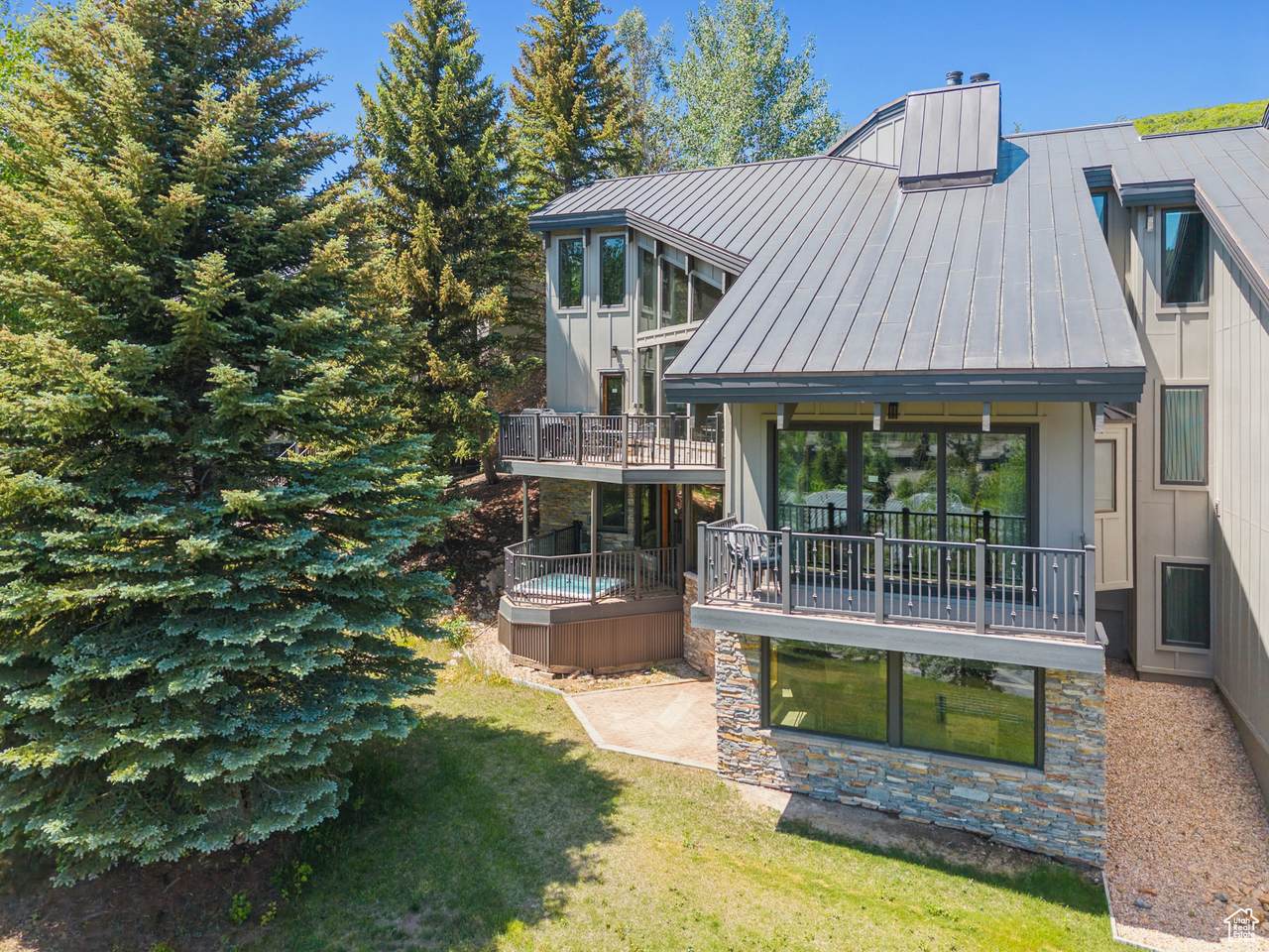 1386 Pinnacle Dr - Photo 1