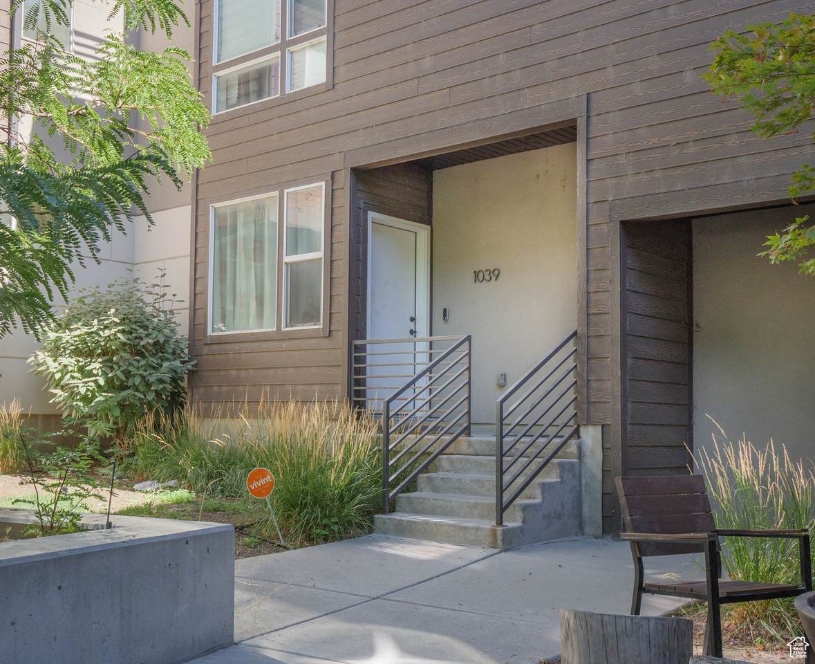 1039 Rooftop Dr - Photo 1