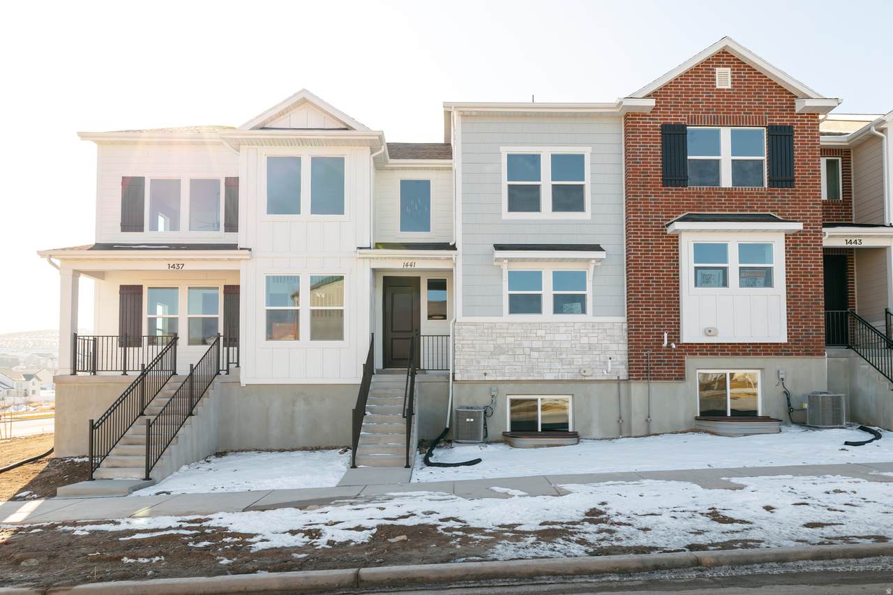 1441 Skyline Dr - Photo 1