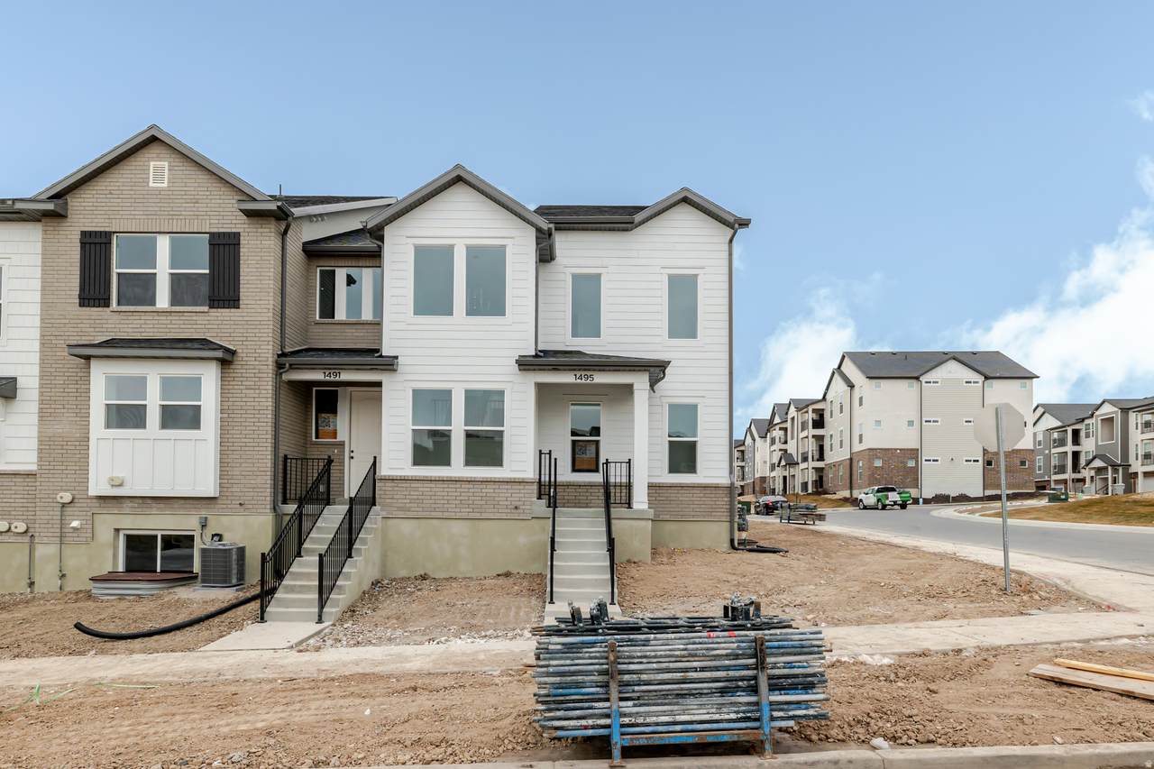 1495 Skyline Dr - Photo 1