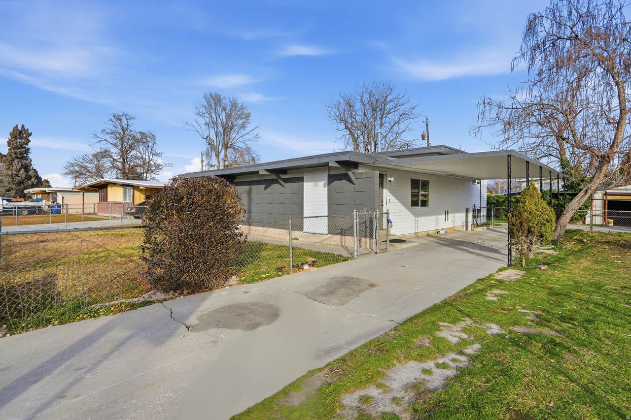 3875 Cheryl St - Photo 1