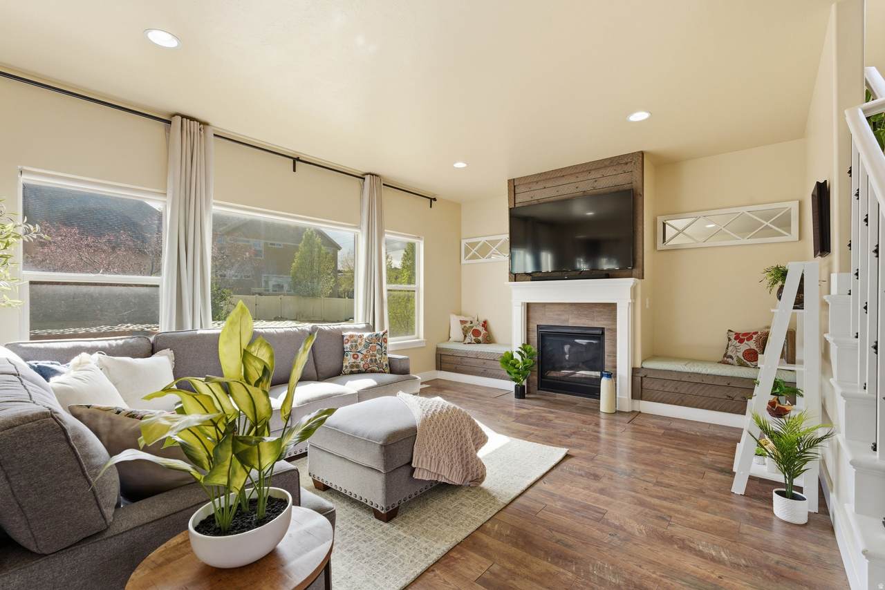 1497 Meadow Glen Dr - Photo 1