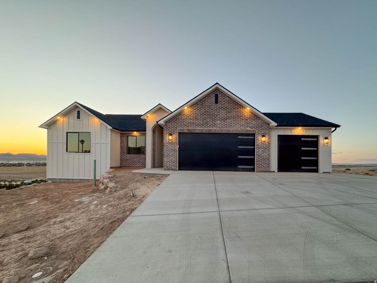 3256 Kingsbury Dr - Photo 1