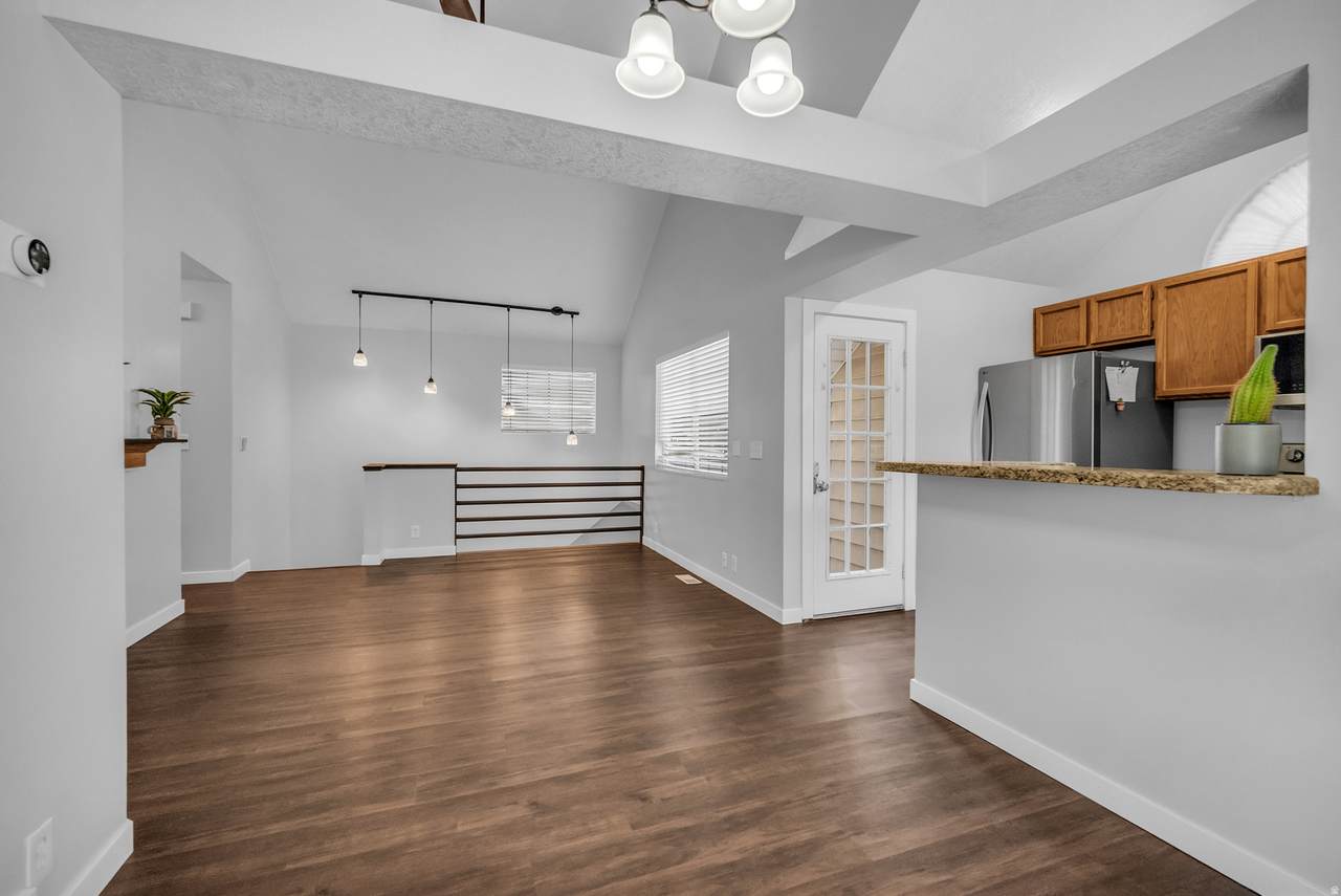 1387 Breakwater Dr - Photo 1